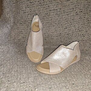 SOFFT-Evonne-Metallic Taupe Suede-Full Coverage-Back Zip Flat-Sz 8.5-NWOB